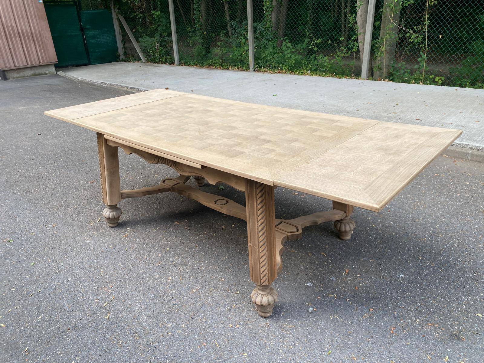 Table à manger extensible Louis XIII décapée en chêne années 50