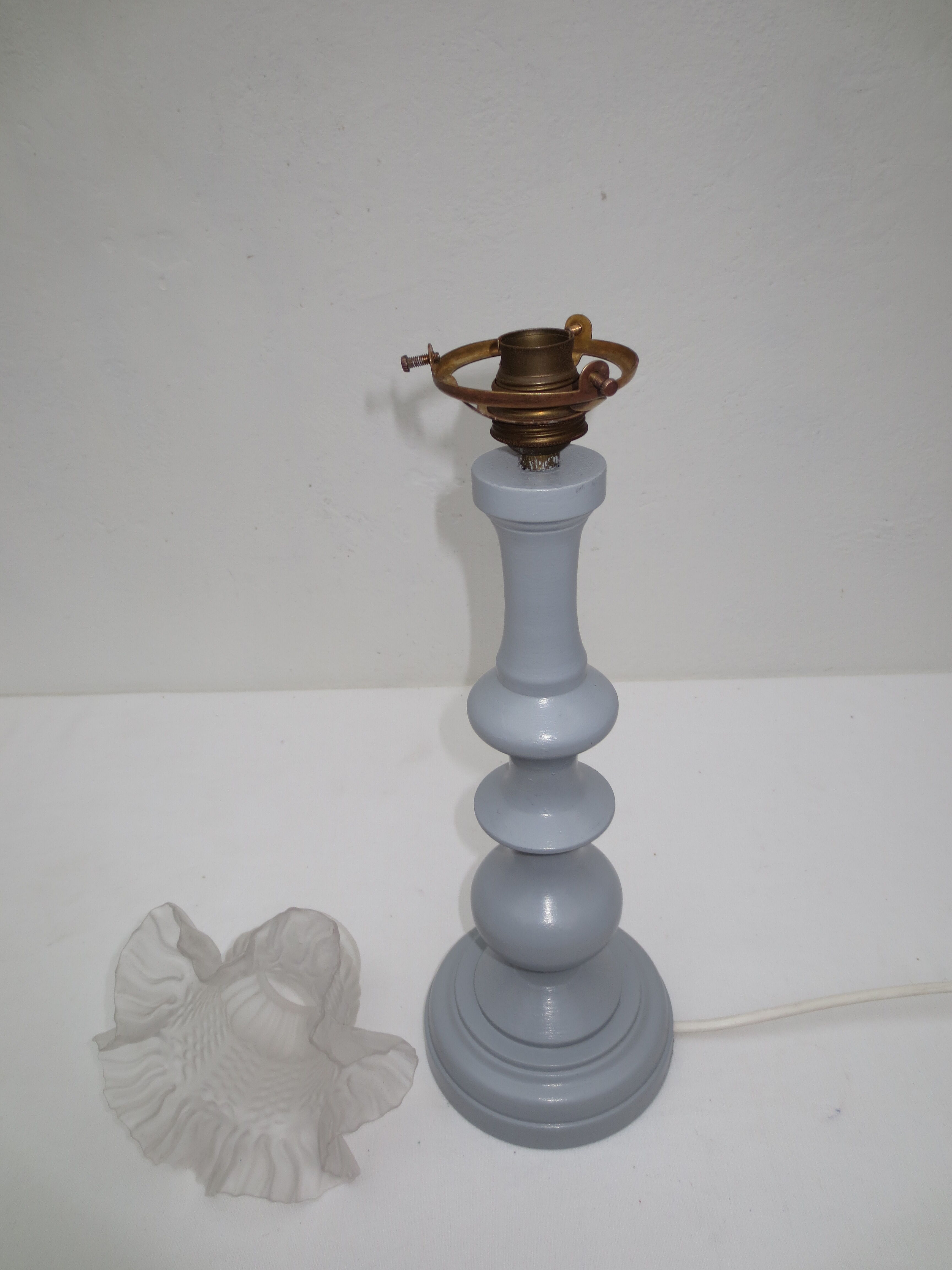 Ancienne lampe de table, pied en bois tourné gris galet et tulipe en verre