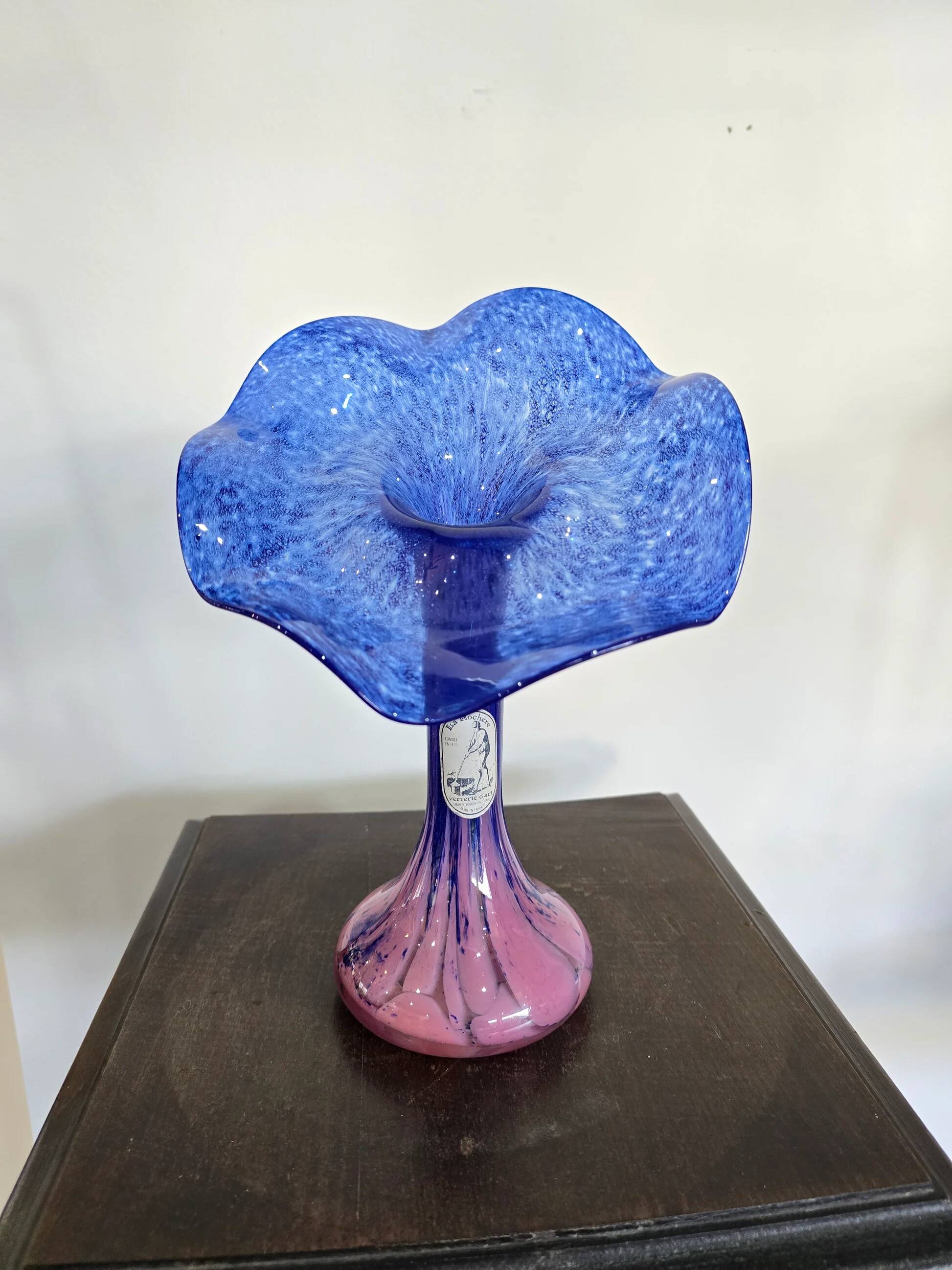 Coupe en verre soufflé La Rochère – Dégradé bleu et rose – Verrerie d’art – H.26 cm