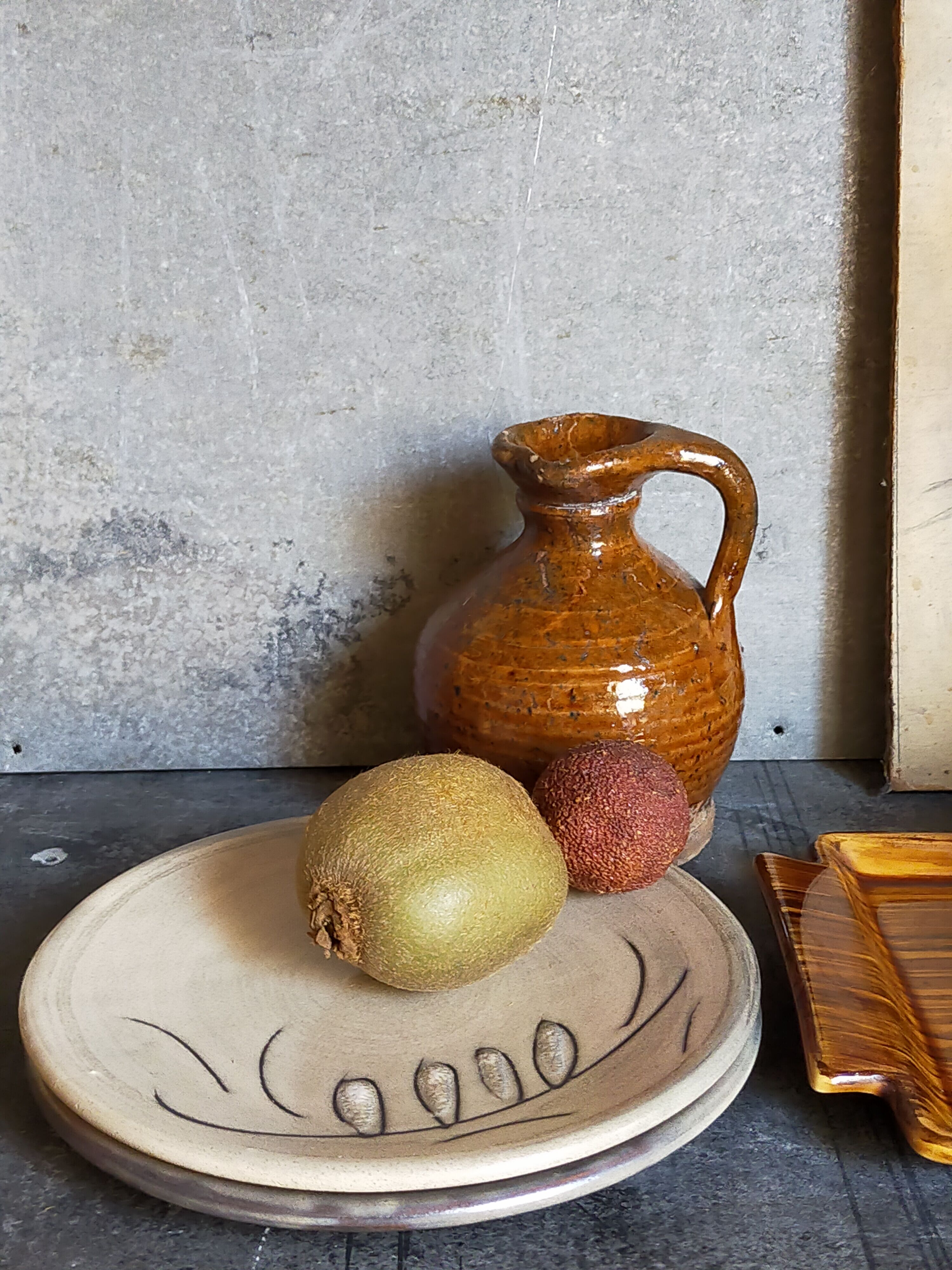 Duo of ceramic plates decorated with vintage foliage