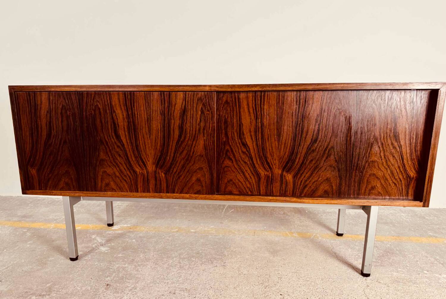 Small enfilade, 142 cm long, with 2 doors in rosewood.