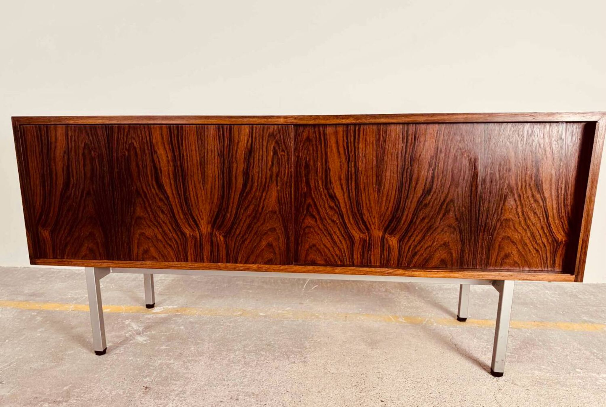Small enfilade, 142 cm long, with 2 doors in rosewood.