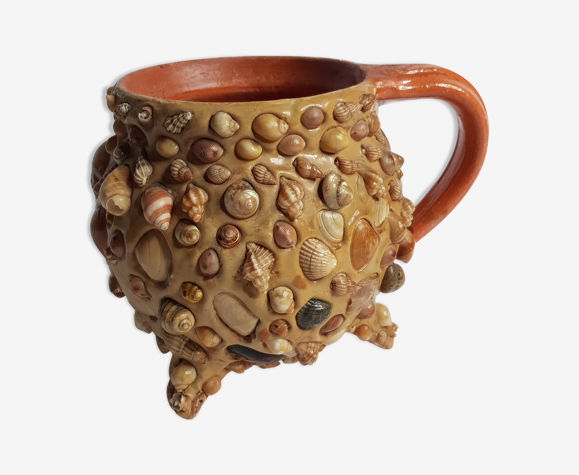 Tripod terracotta pot covered with seashells | Selency
