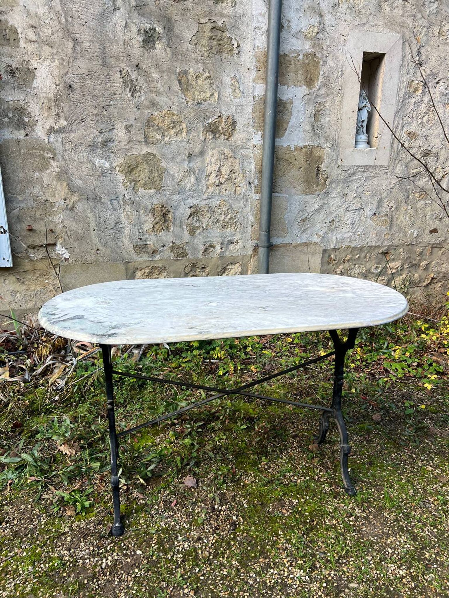 Grande table de bistrot en marbre mat ovale