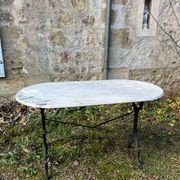 Grande table de bistrot en marbre mat ovale