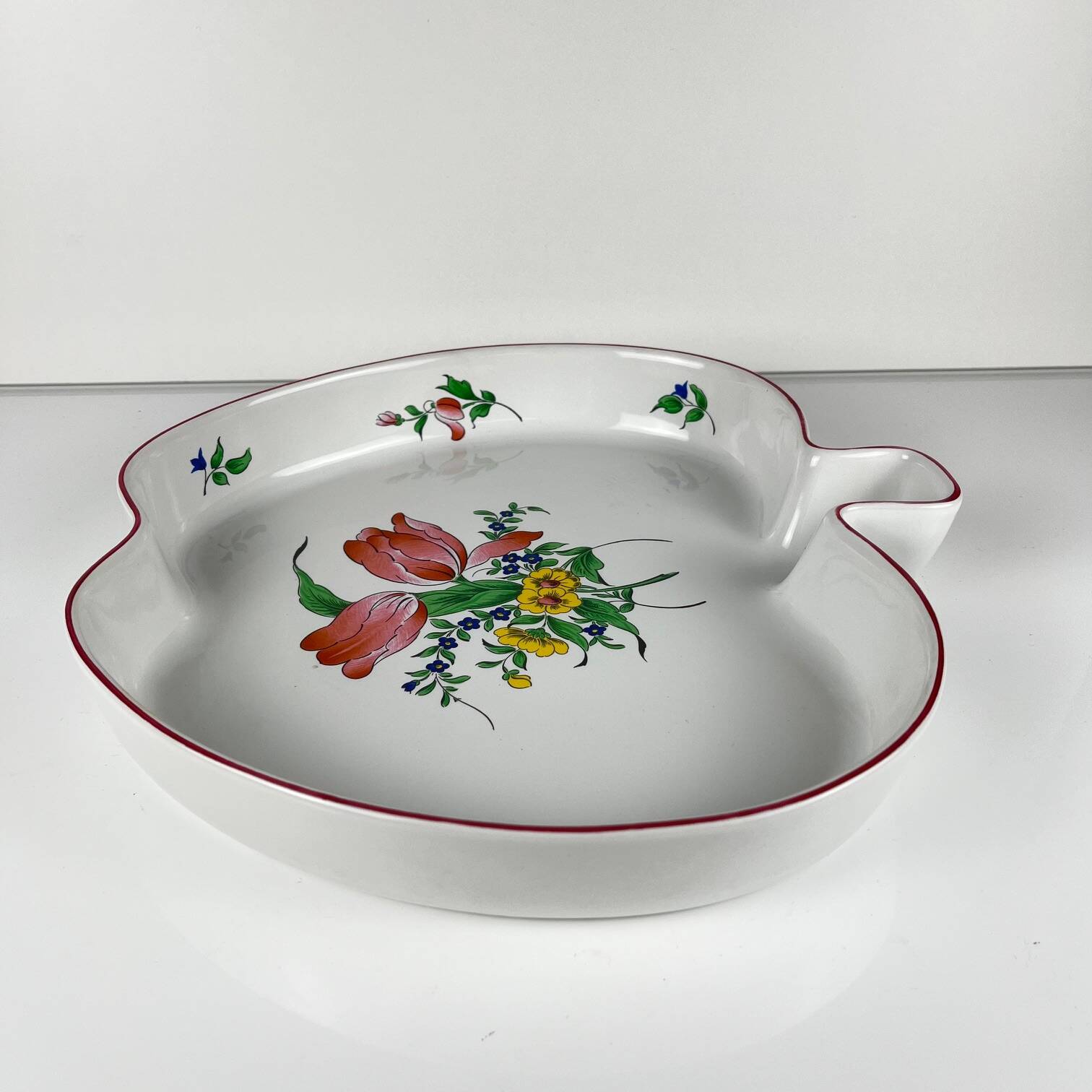Apple-shaped dish model Réverbère by KG Lunéville