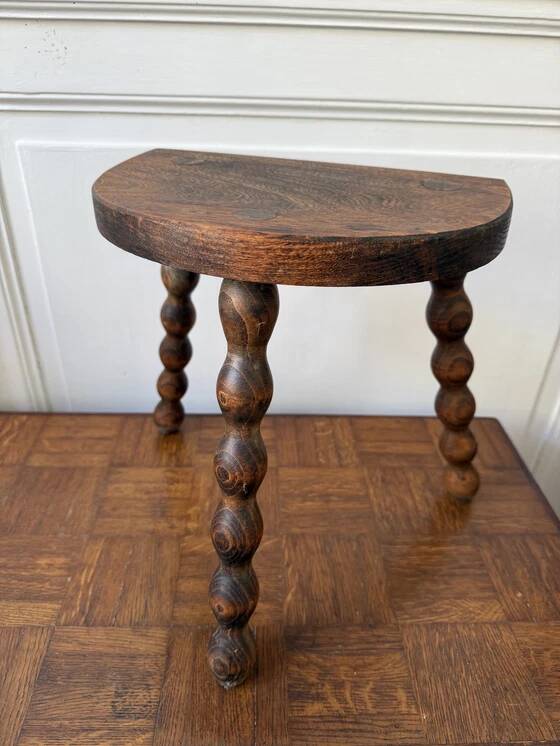 Tabouret de traite ancien style brutaliste tripode en bois tourné