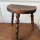 Tabouret de traite ancien style brutaliste tripode en bois tourné