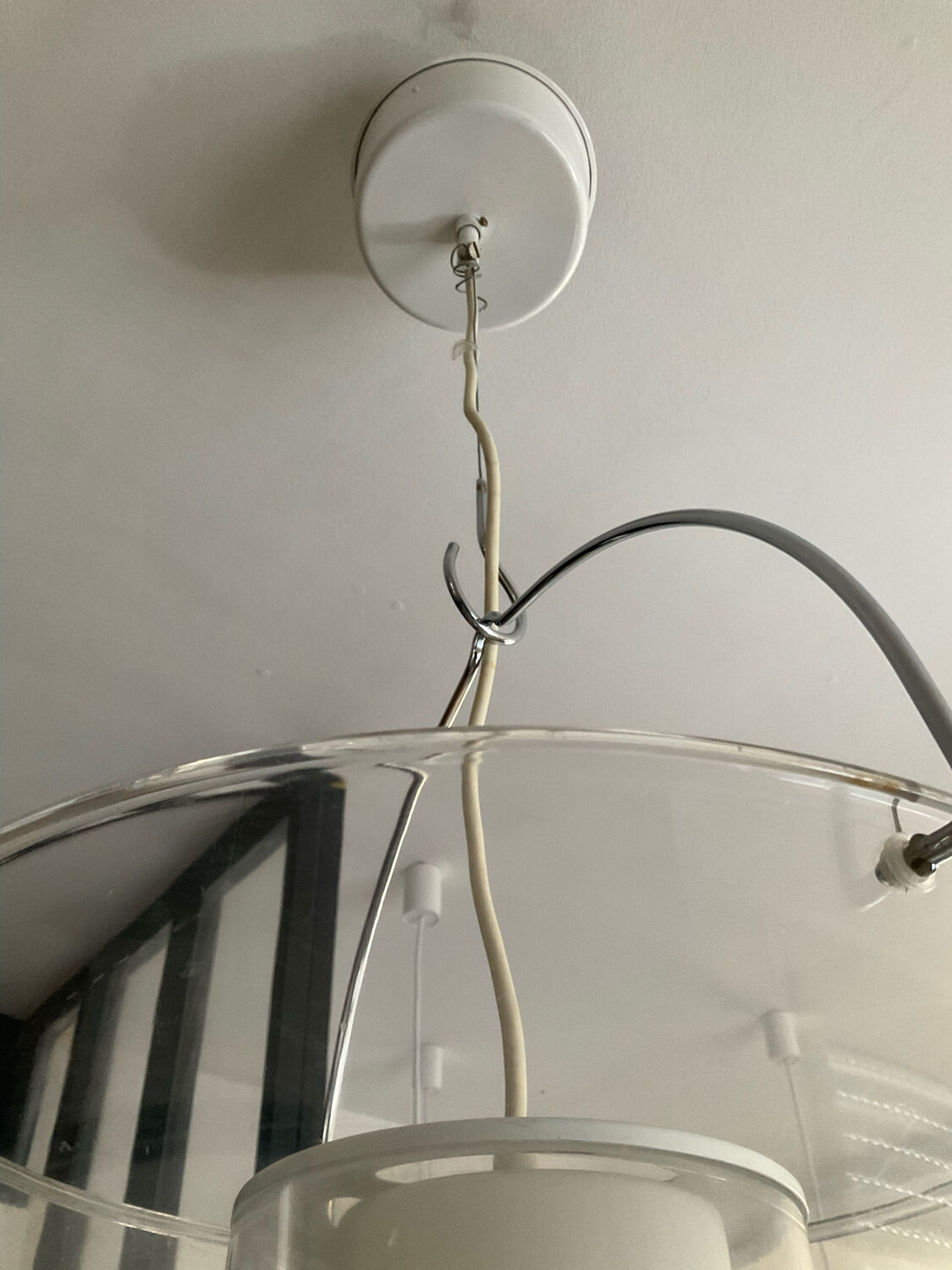 Suspension vintage en opaline et plexiglas