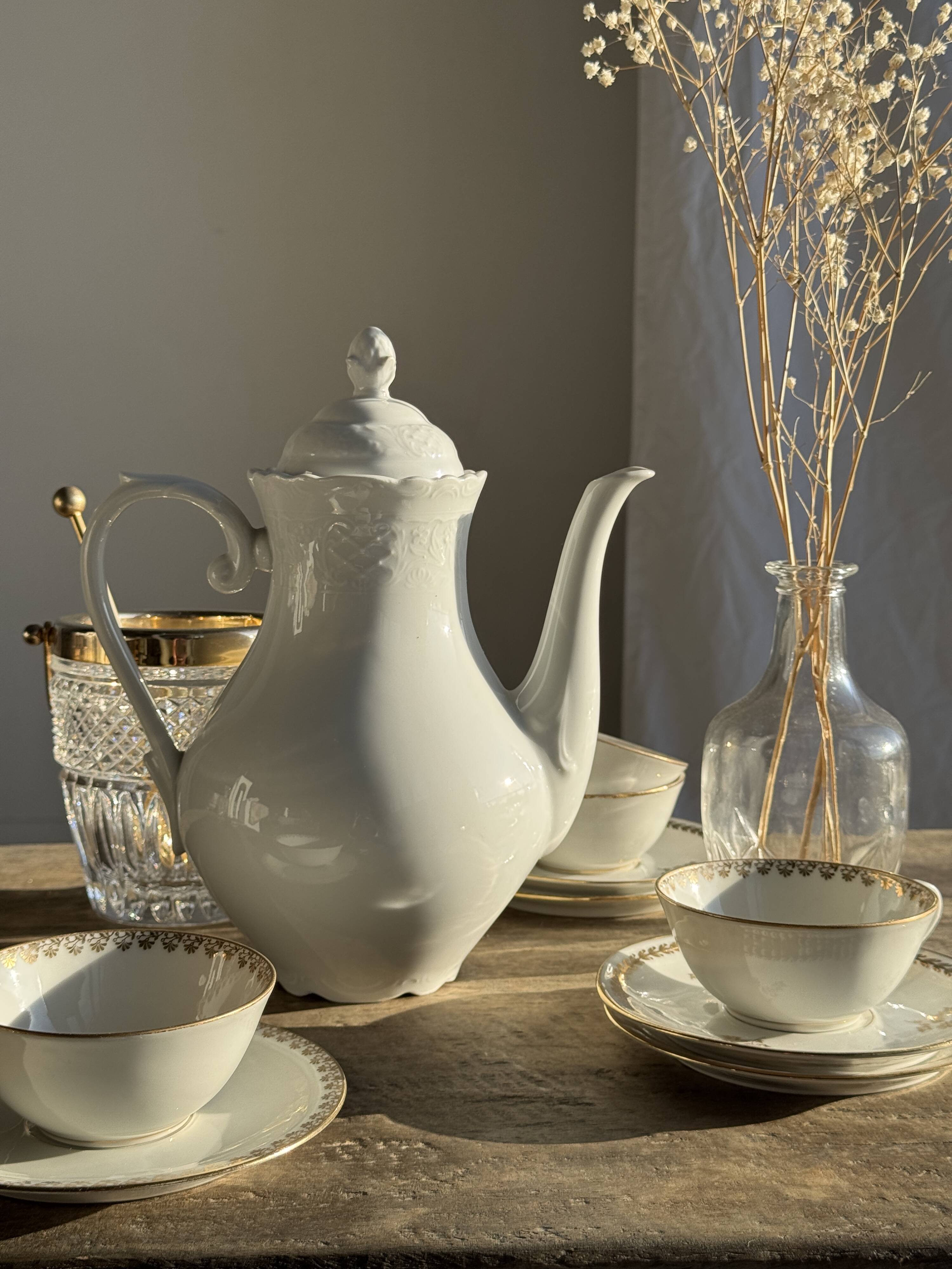 White Bavarian porcelain teapot H27