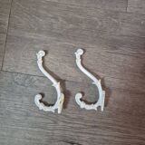 lot de 2 pateres en fonte vintage blanche, petits eclats de peinture année