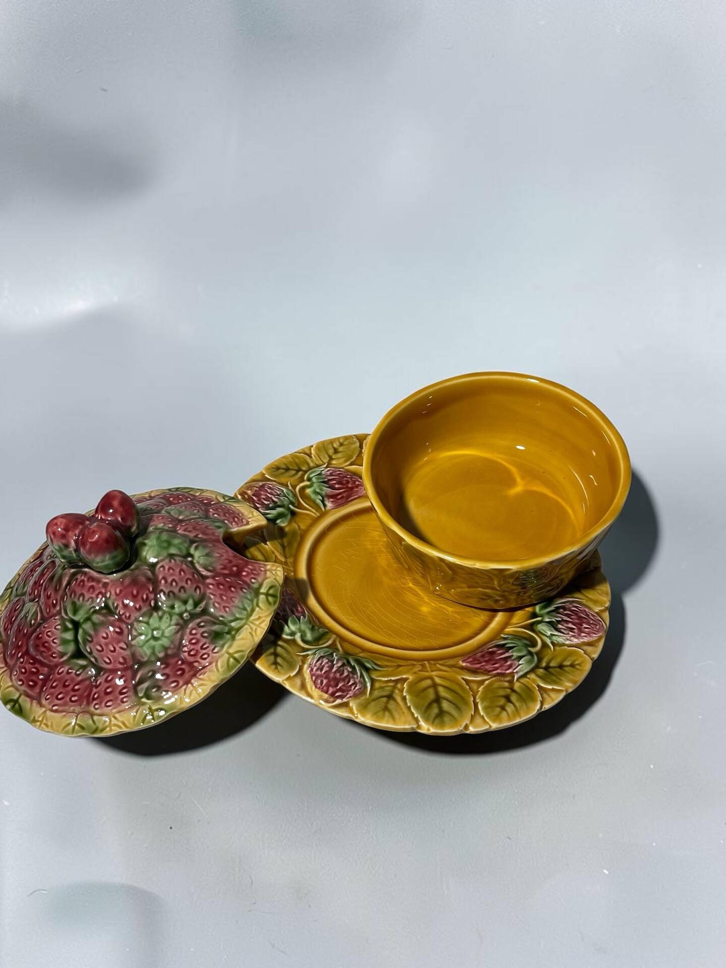 Confiturier vintage Sarreguemines en barbotine – Décor fraises – Ensem