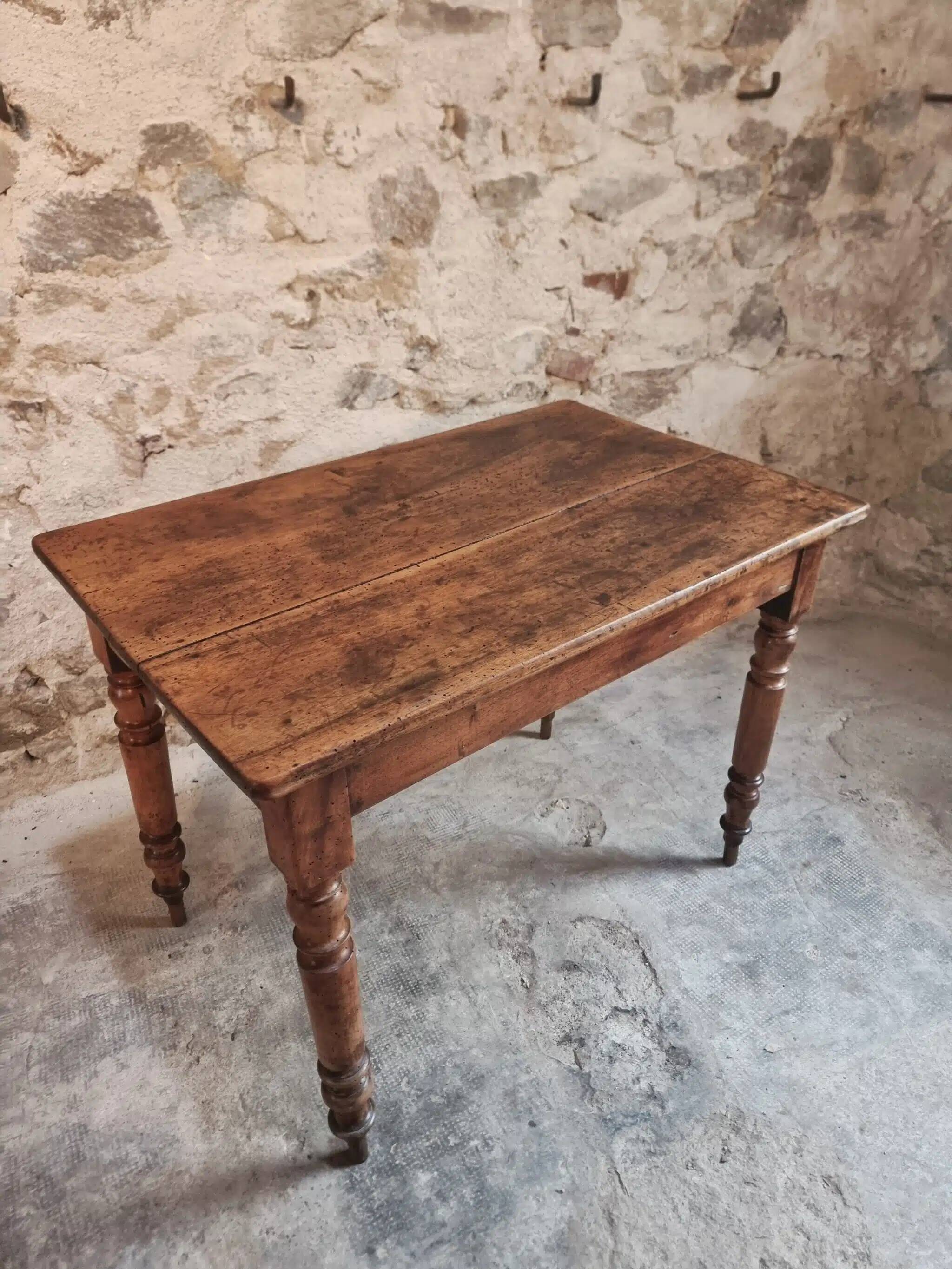 Table française ancienne en noyer – Table de cuisine ou bureau du XIXe siècle avec tiroir (100 × 64 × 74 cm)