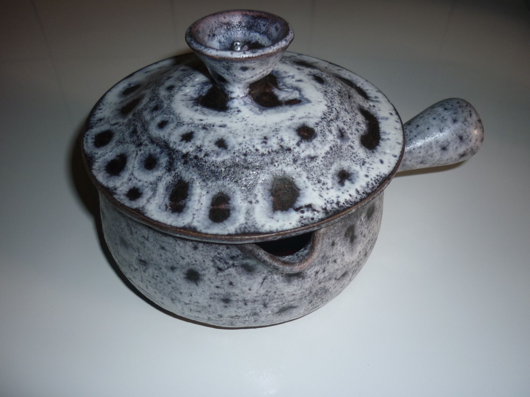 Cassolette style black and grey lava