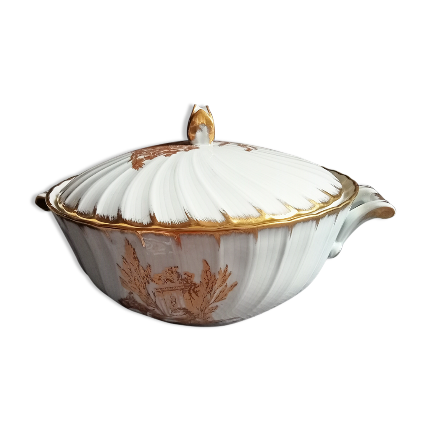 Soupière en procelaine de Limoges blanche et dorée