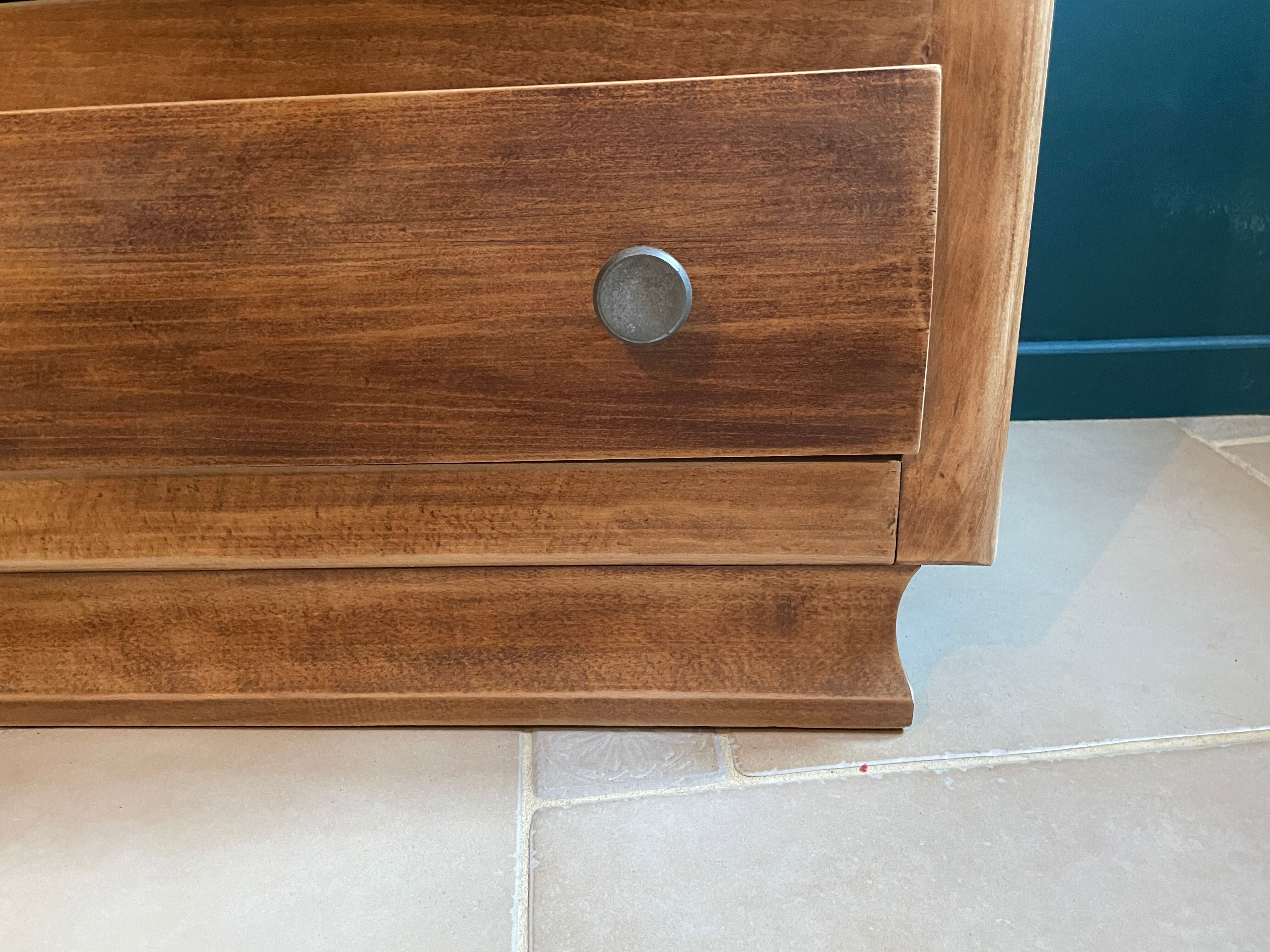 Commode en bois brut