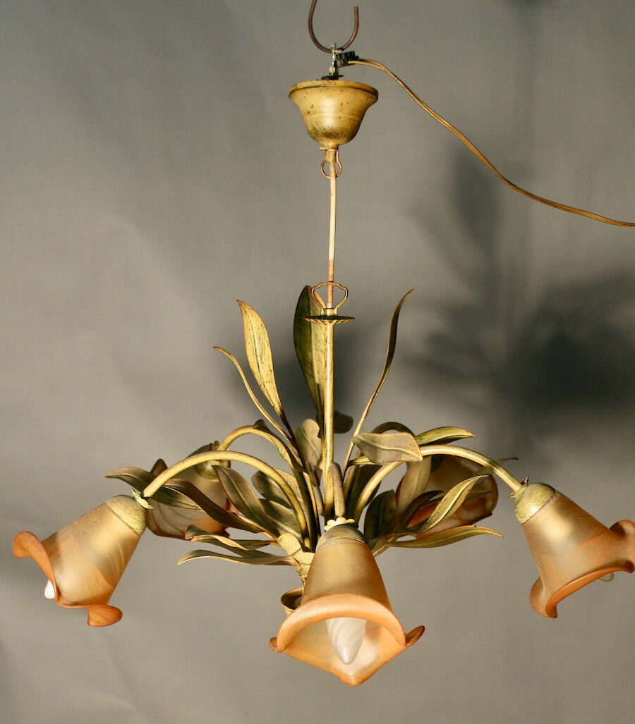 Chandelier leaf décor with 5 tulips of light