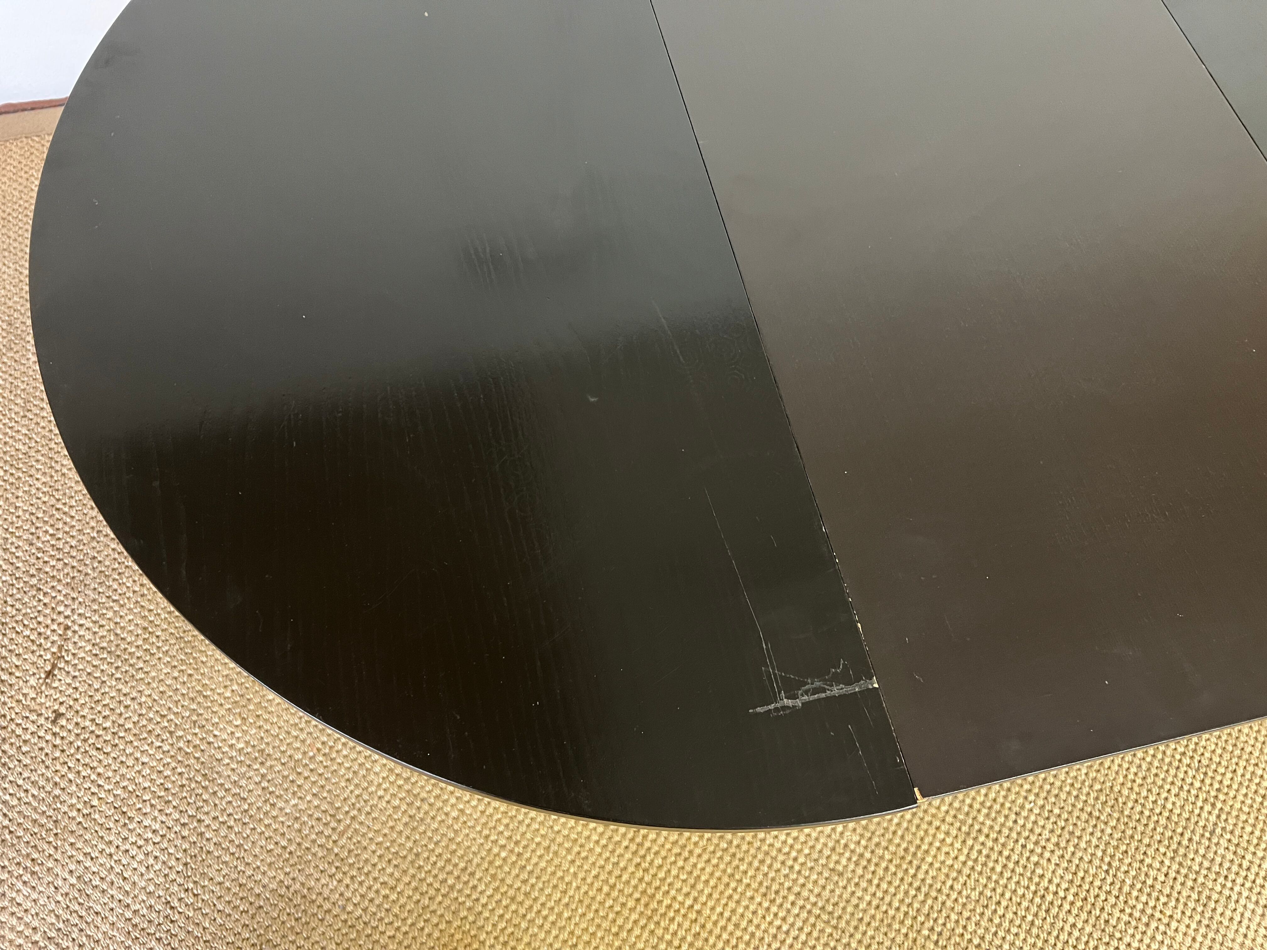 Round table with extension