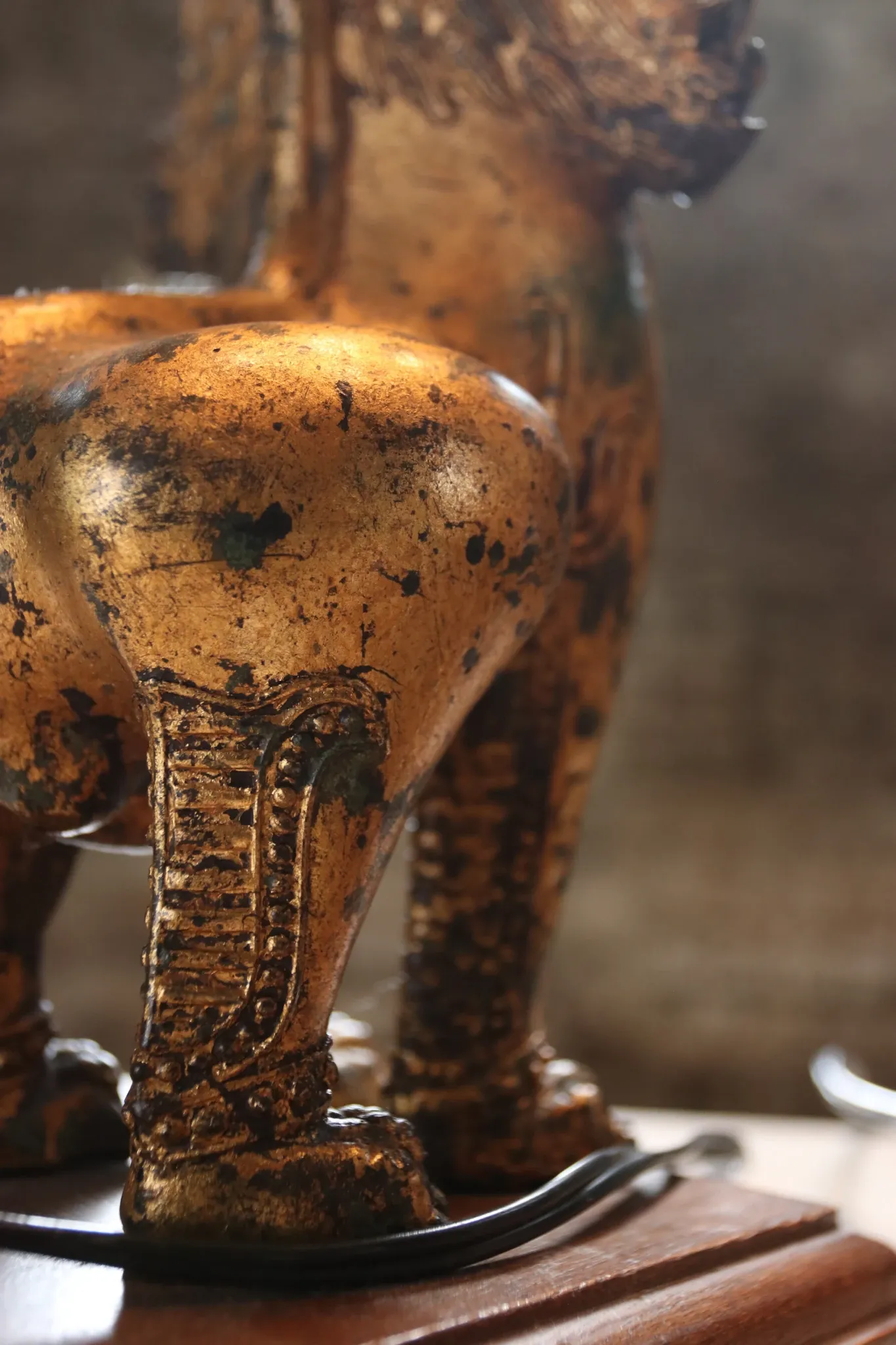 Pair of table lamps with gilt bronze Singha lions – Thailand, 1970s