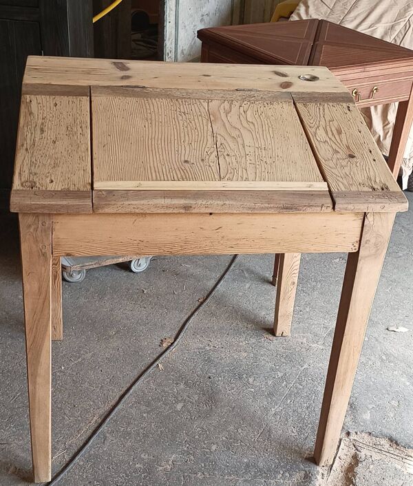 Bureau écolier en pin avec encrier