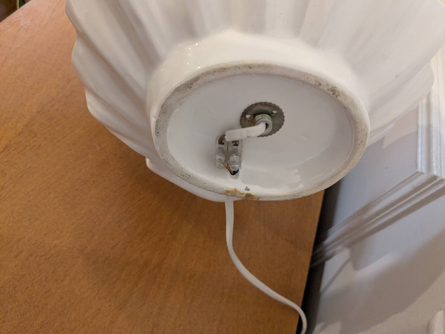 Vintage ceramic shell lamp