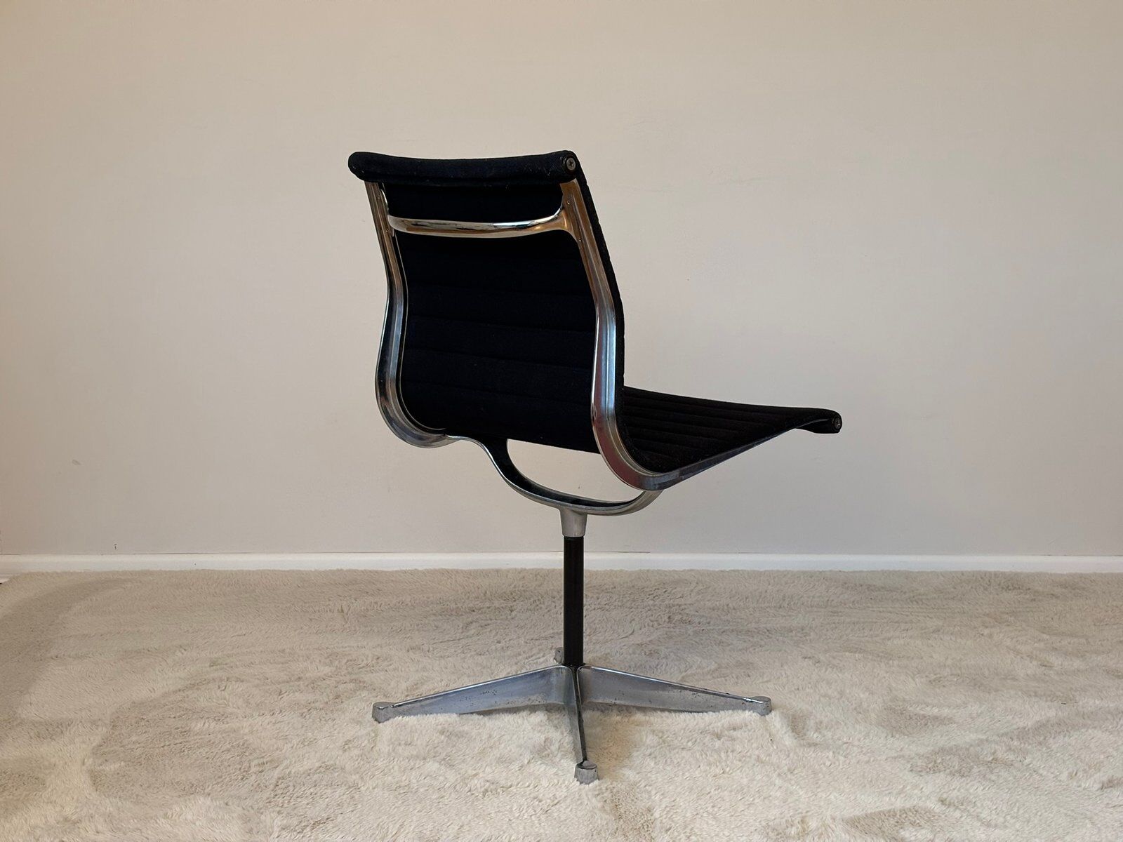 Model EA 105 aluminium swivel chair by Eames for Herman Miller, 1970s