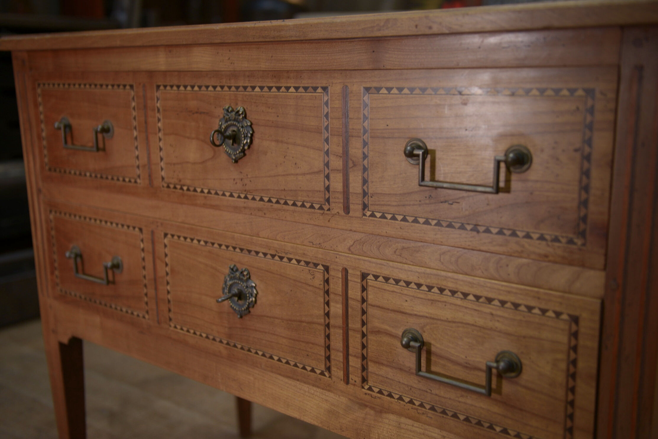 Commode de style Louis XVl en merisier 2 tiroirs estampillée Lechevalier. P.