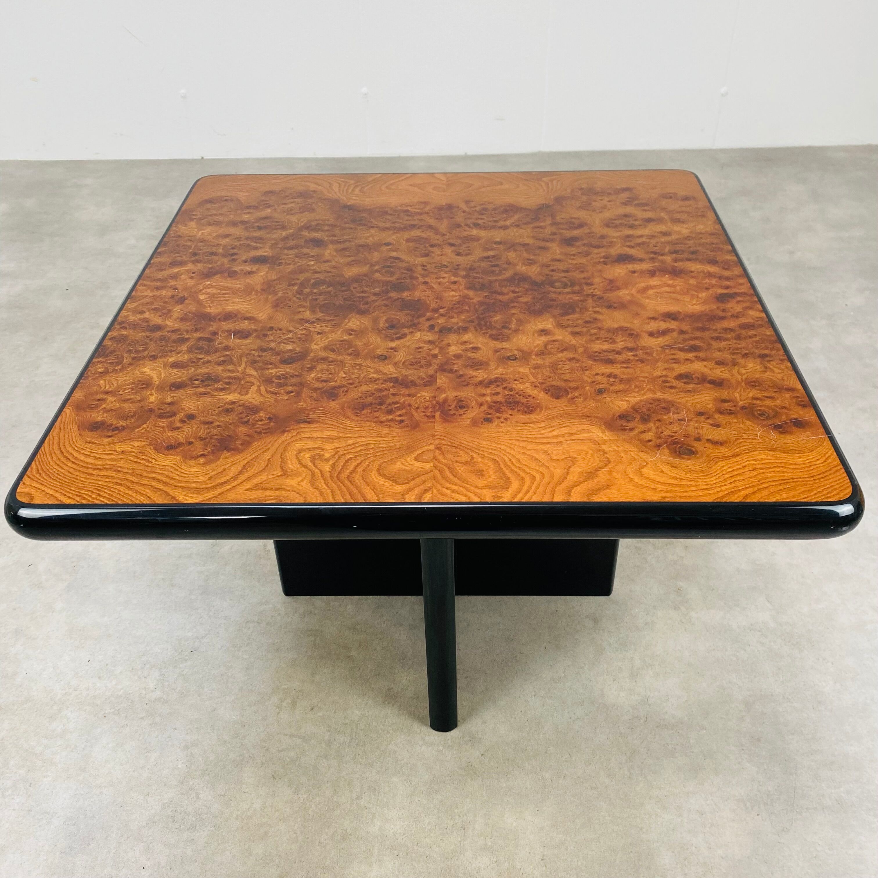 Table d'appoint bout de canapé années 70 en loupe d'orme
