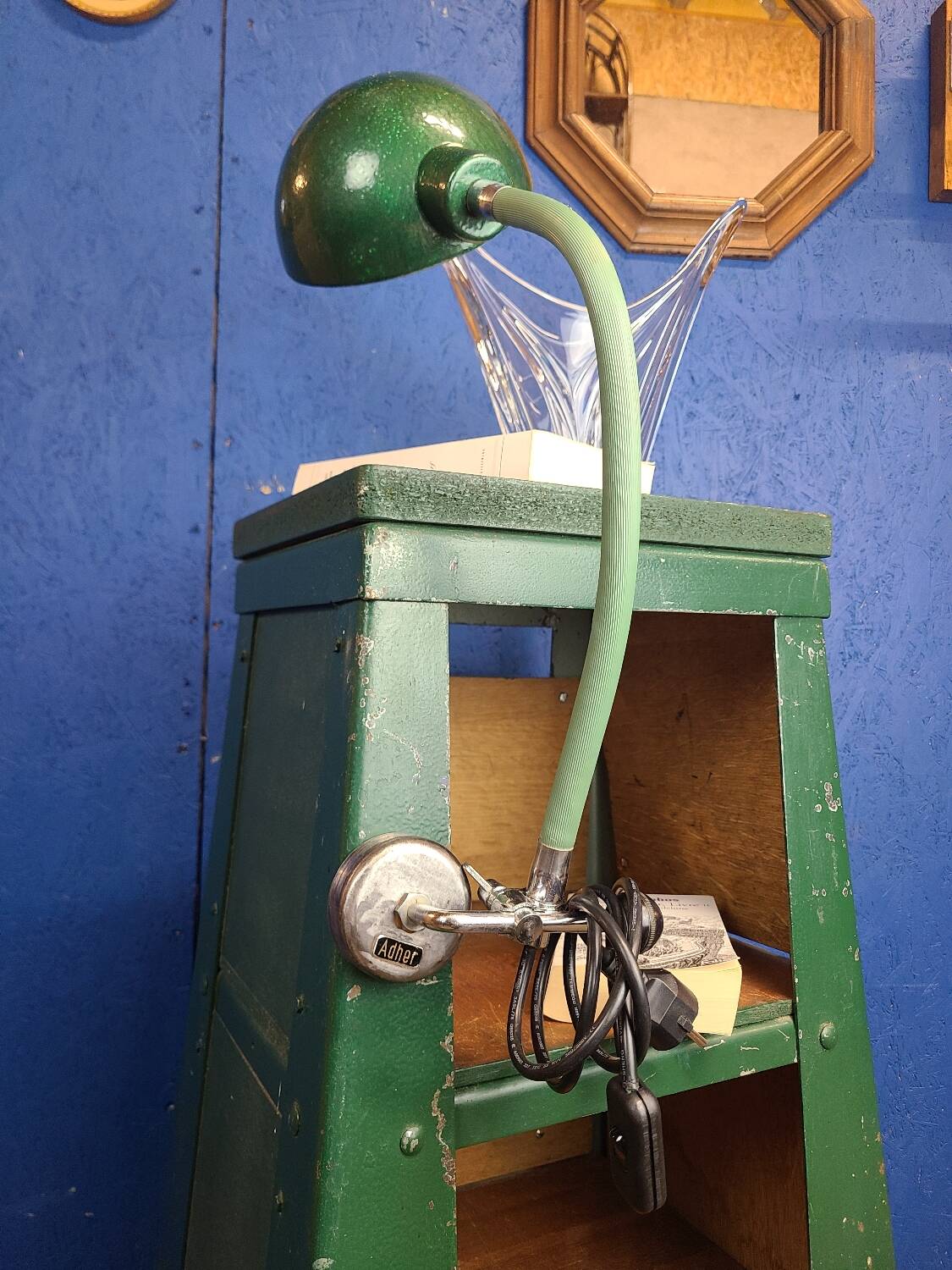 Articulated workshop lamp, magnetic adhesive