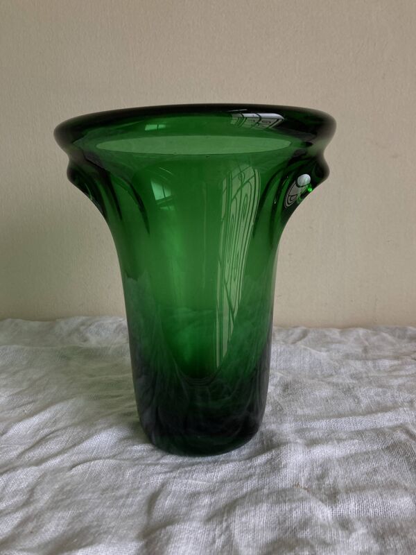 Vase 1950 médicis massif art déco à oreilles en verre soufflé vert