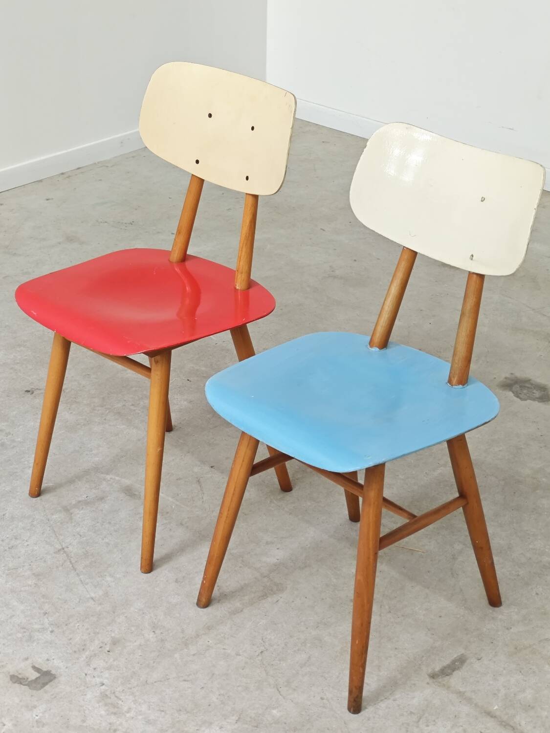 Paire de chaises bois TON Bystrice Thonet rouge et bleu