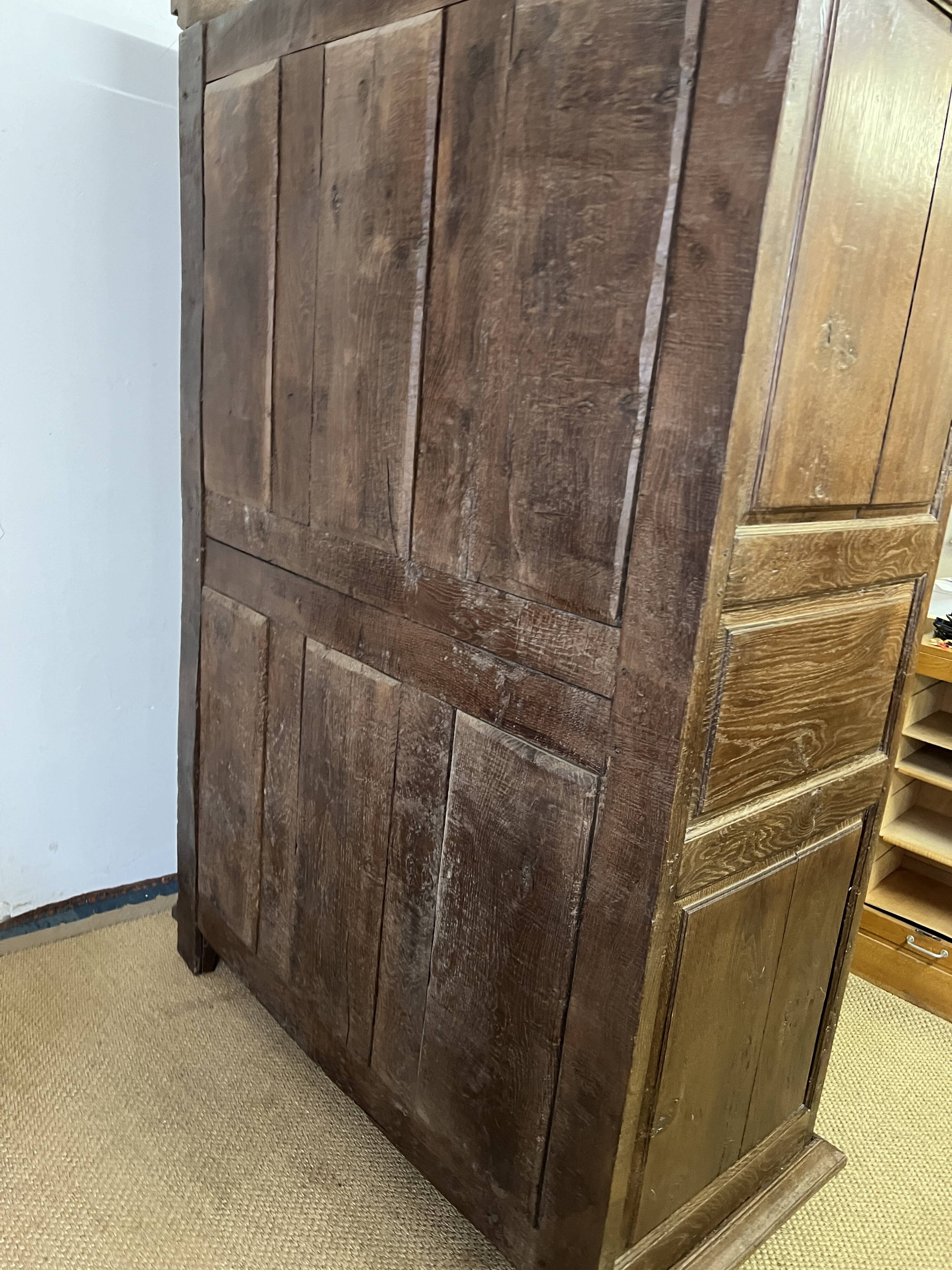 Armoire Louis XV en bois sculpté du XVIIIè siècle