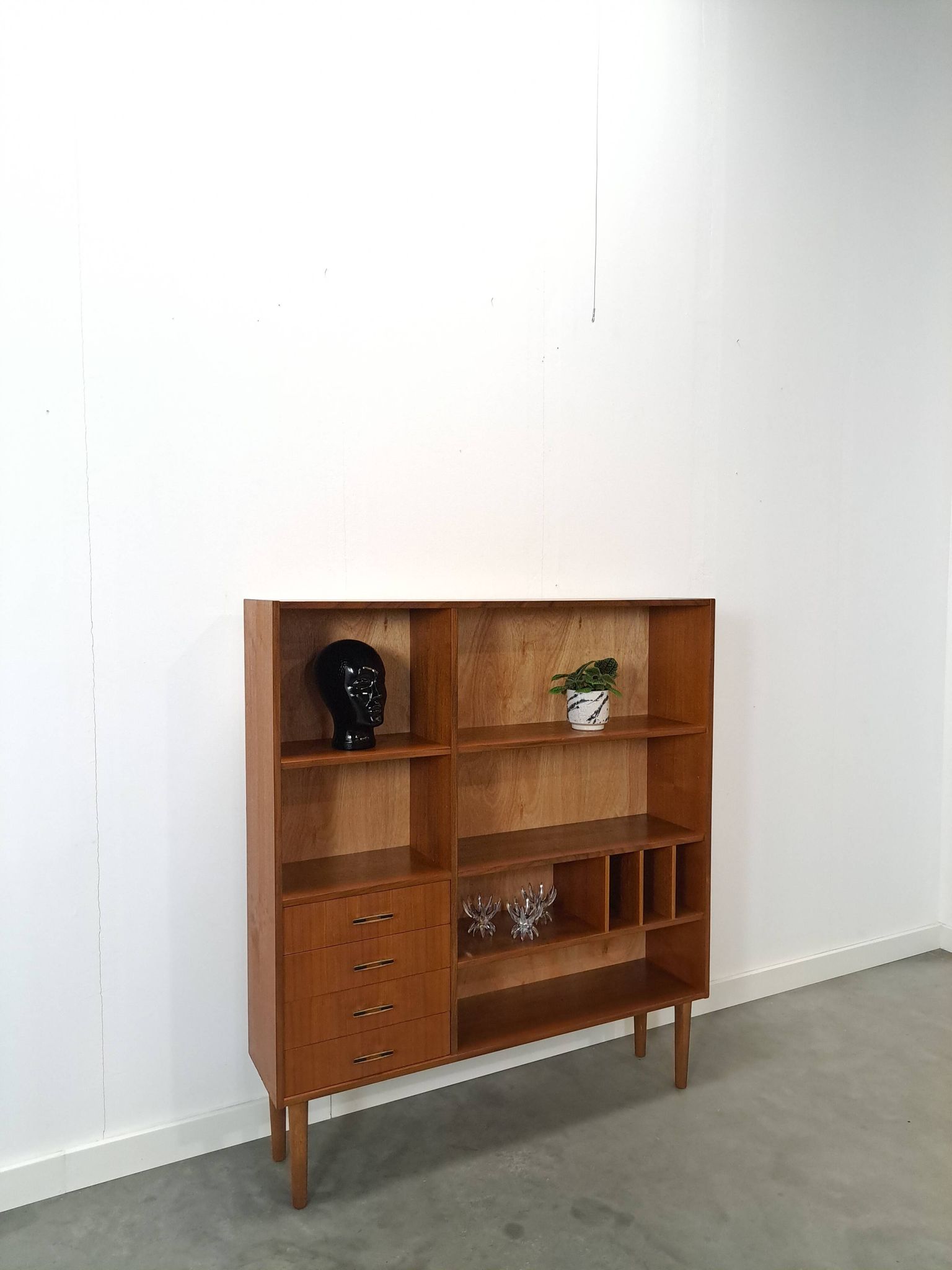 Deens teak vakkenkast met lades en hoge poten, vintage wandkast