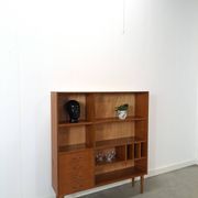 Deens teak vakkenkast met lades en hoge poten, vintage wandkast
