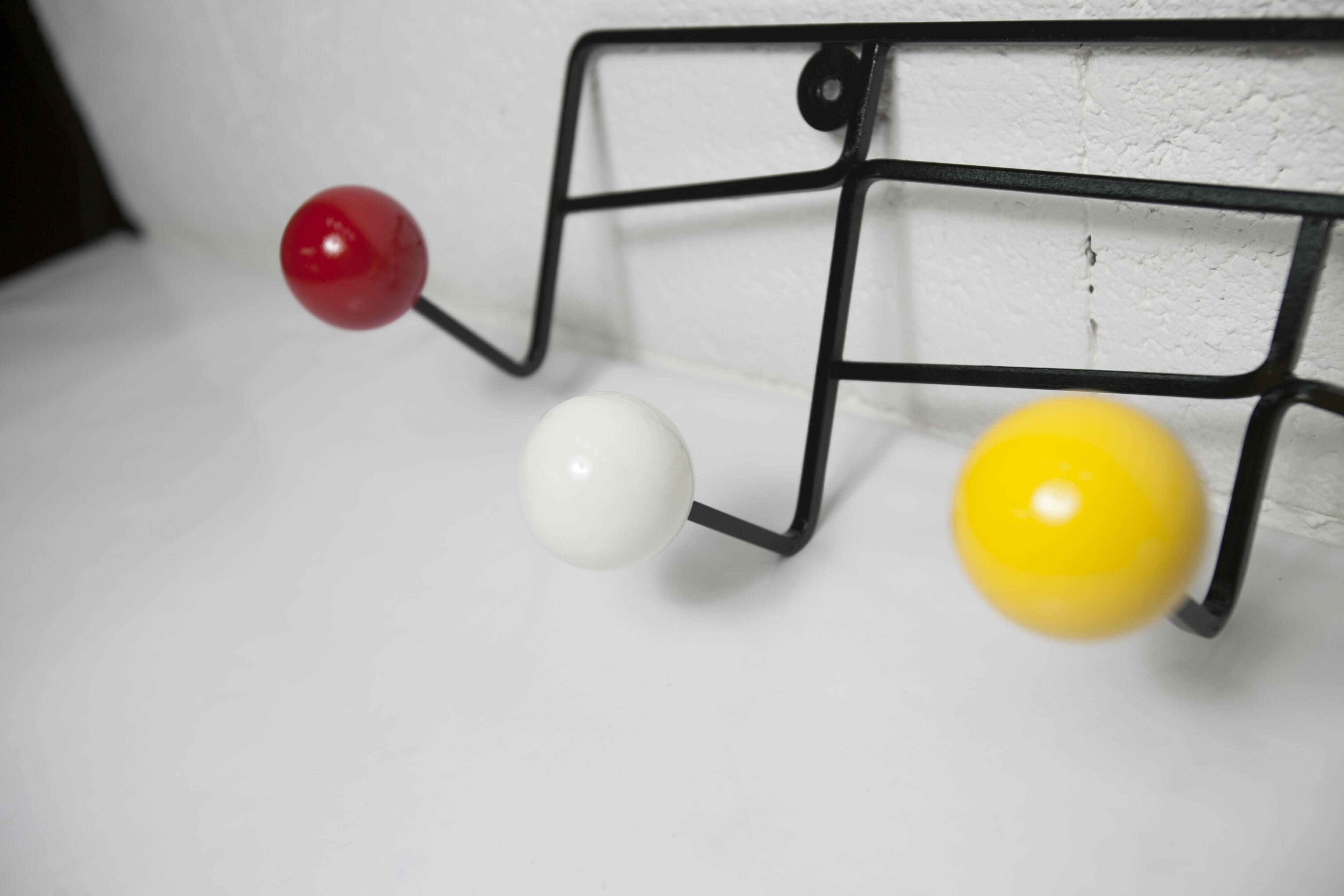 Portemanteaux mural 5 patères boules bois couleur et métal 1950
