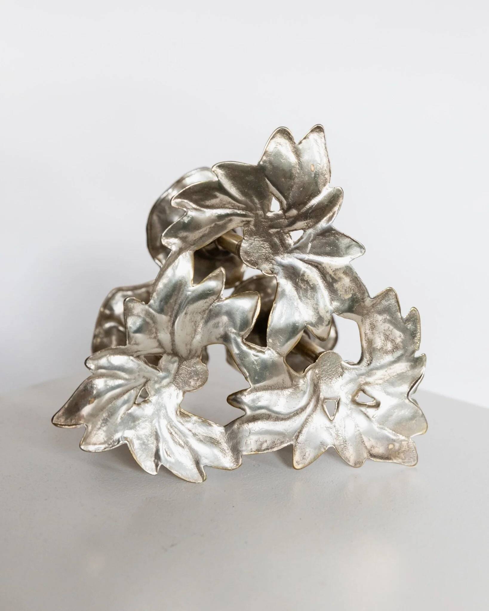 Bougeoir en laiton doré plaqué or à 3 bras avec motif de fleurs et de feuilles, design danois des années 1970.