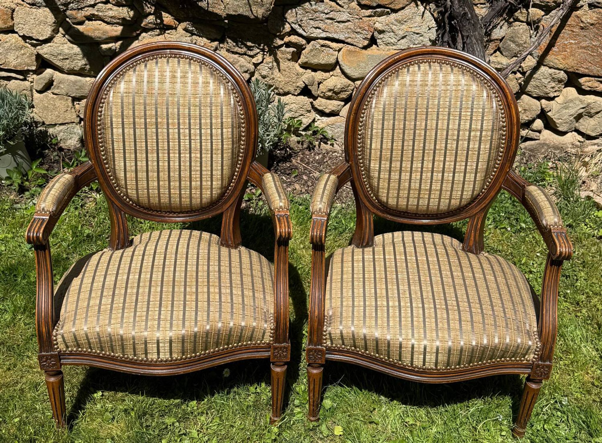 Paire de fauteuils cabriolet Louis XVI – dossier médaillon