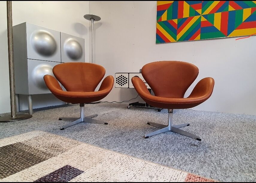 Pair of Swan armchairs by Arne Jacobsen for Fritz Hansen