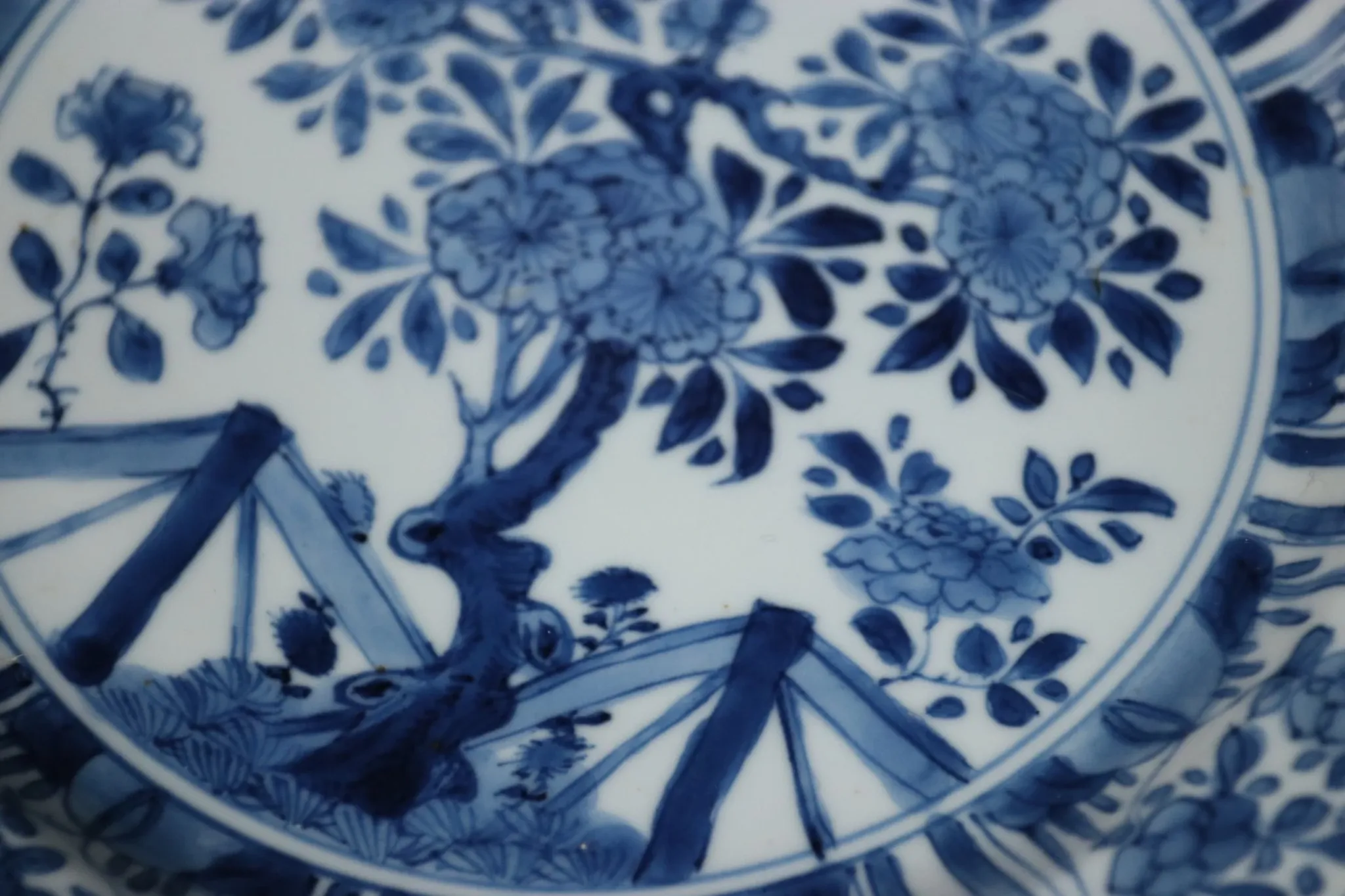 Chinese lobed dish with peony tree and fence – Kangxi, c.1700–1720
