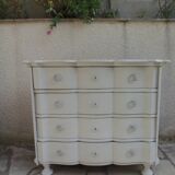 Commode arbalète de belle facture sublimée en gris perle, plateau blanchi.