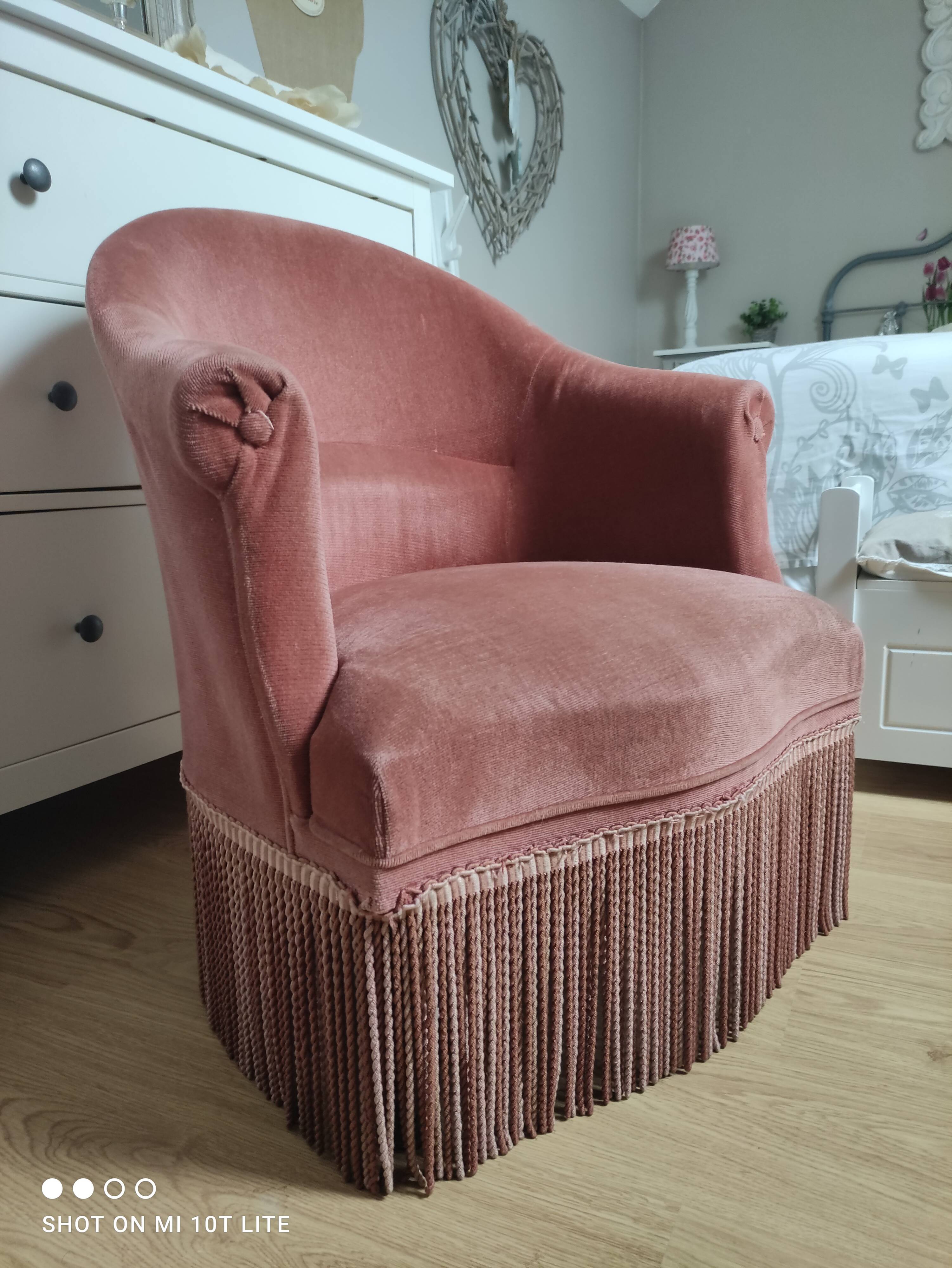 Fauteuil crapaud vintage rose poudré à franges