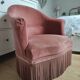 Fauteuil crapaud vintage rose poudré à franges
