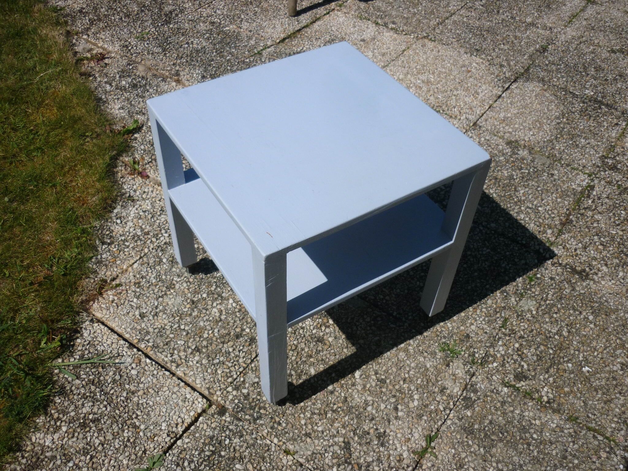 Square wooden table on wheels, 2 trays