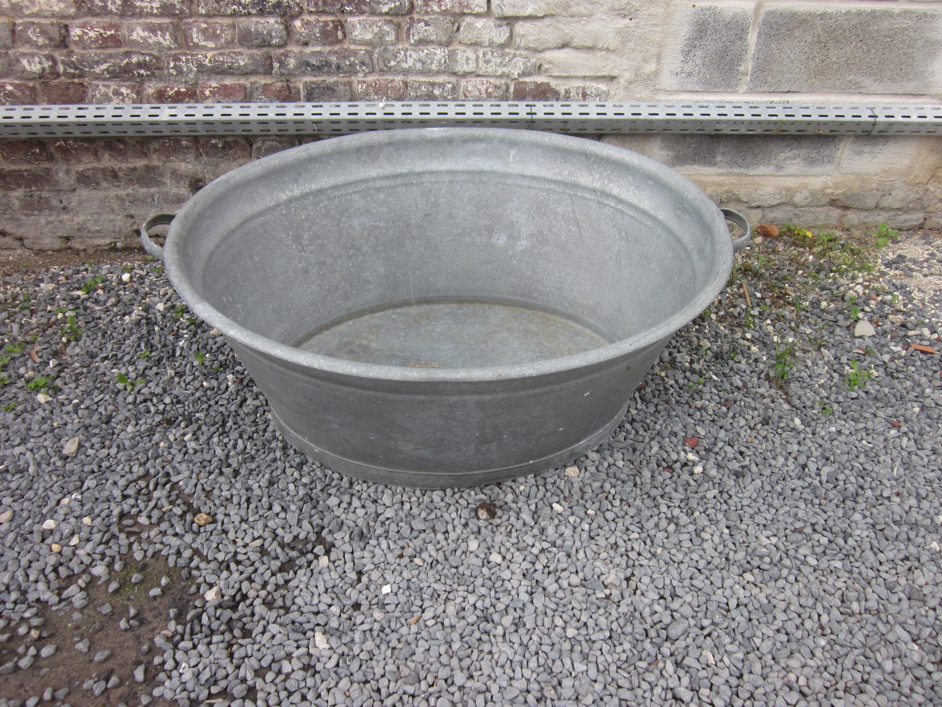 Oval zinc basin