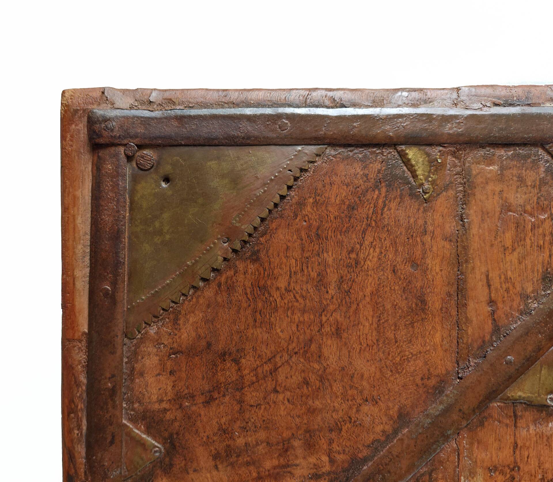 Ancient Indian ritual table of the Bajot type, wood and brass – Rajasthan