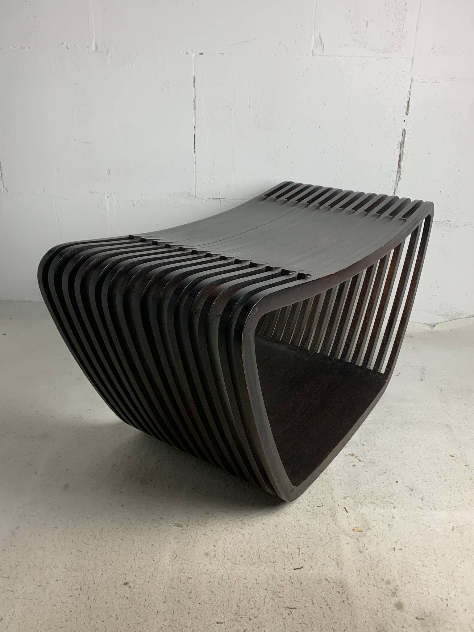 Banc ou table basse à lattes en bois ondulé et courbé, style néerlandais post-moderne, années 1970