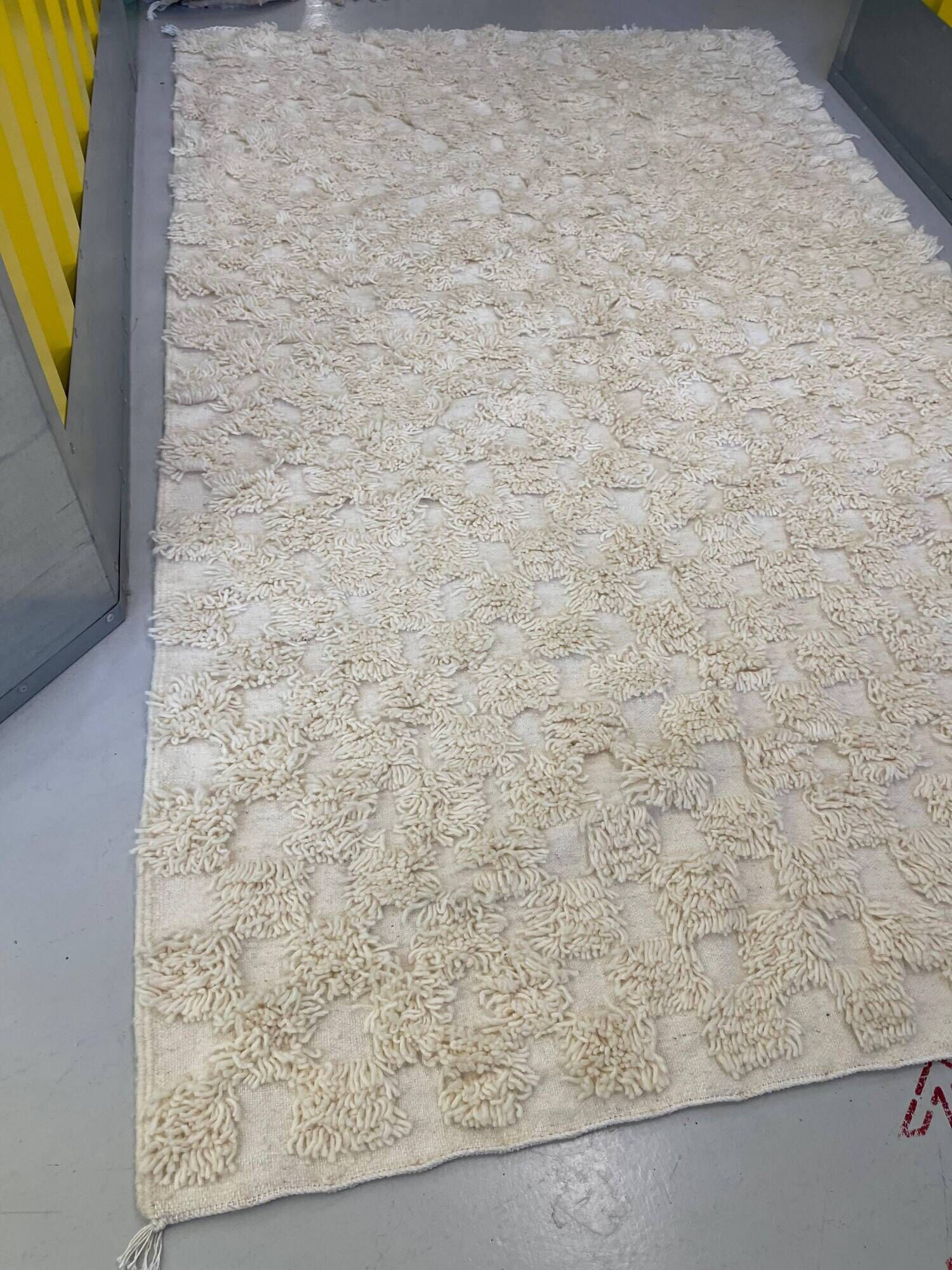 Ecru Berber rug with wool tufts and relief patterns – 250 × 152 cm