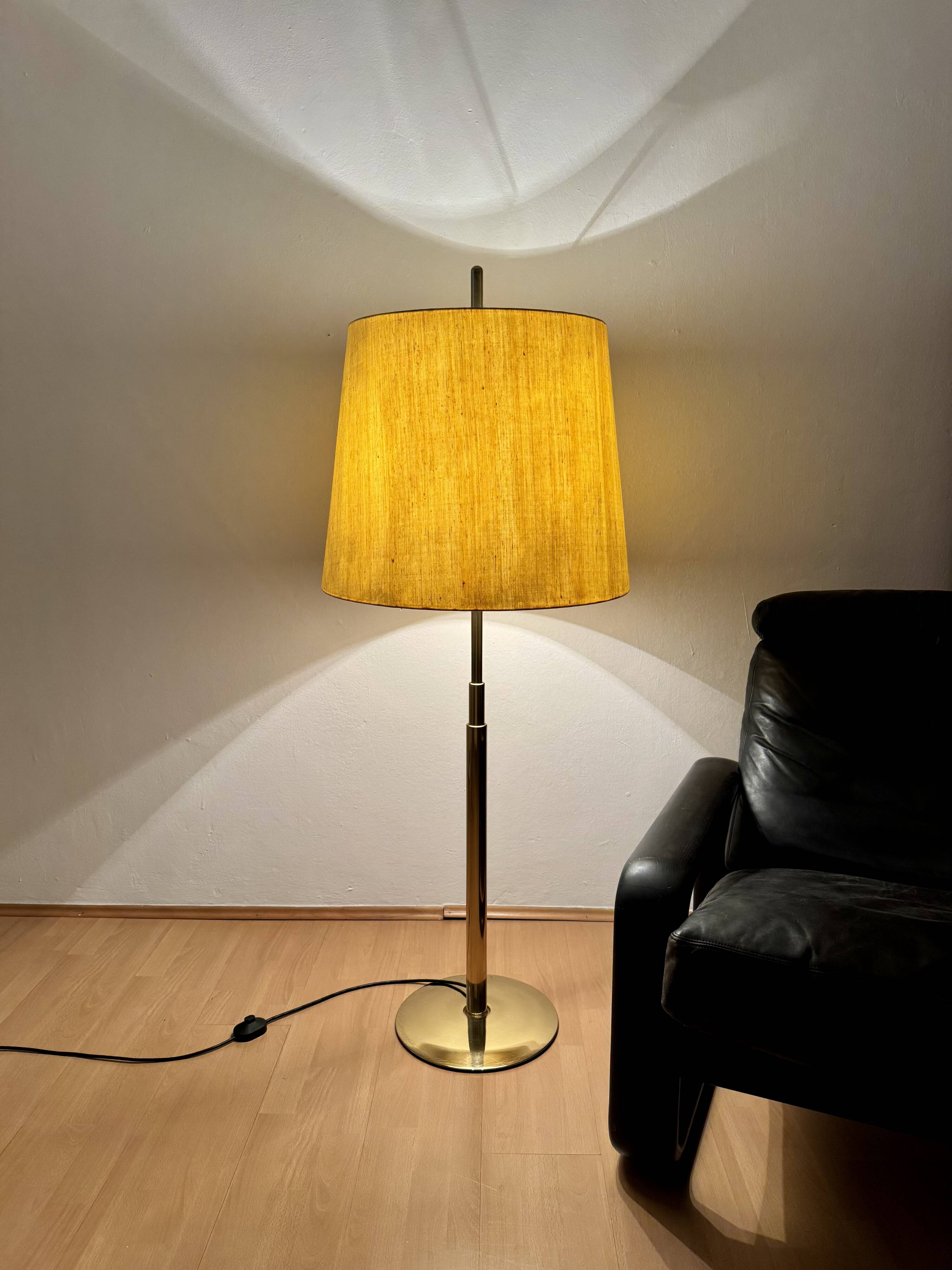 Lampadaire télescopique réglable en laiton par Ingo Maurer pour Design M