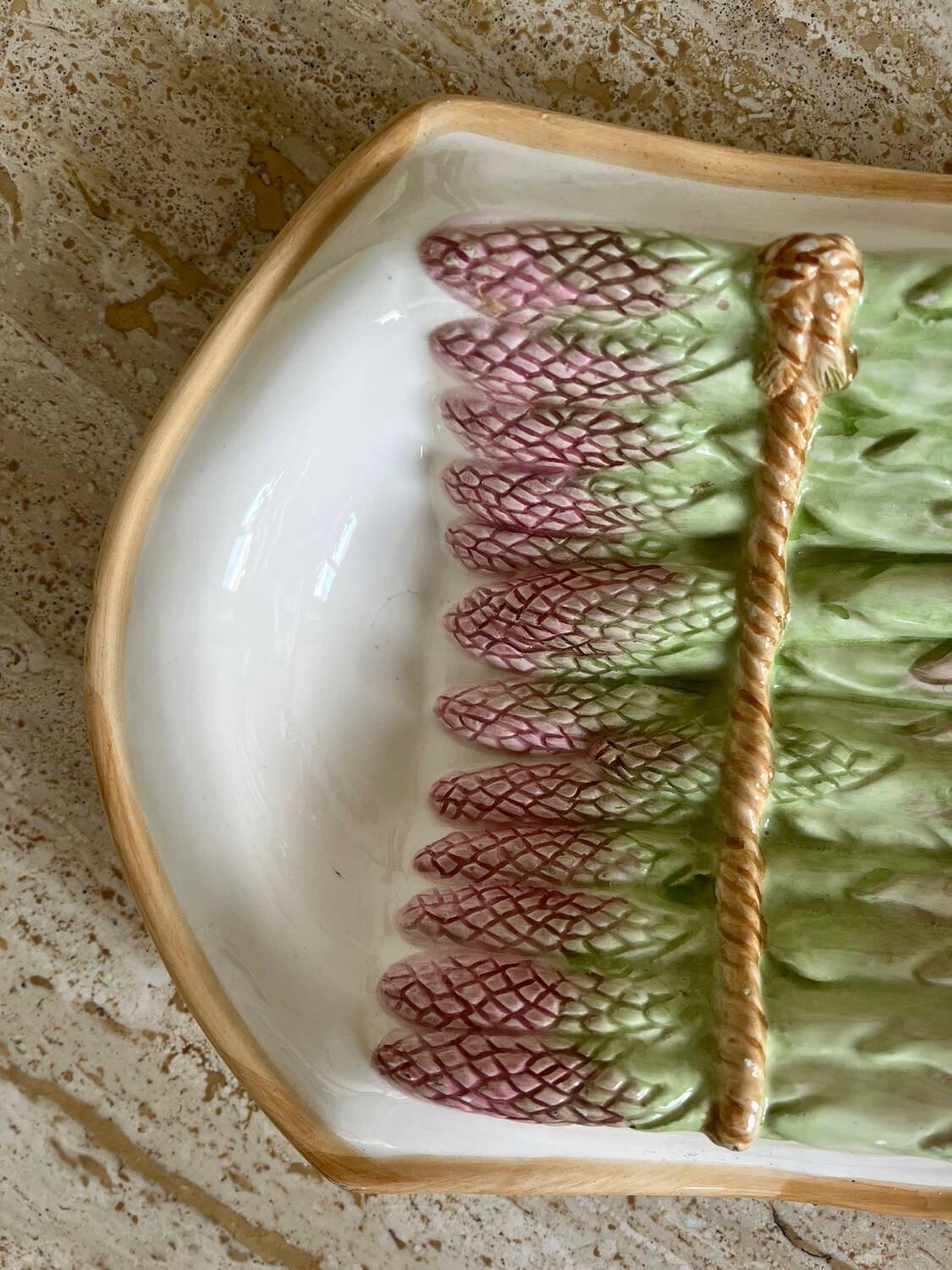 Asparagus-shaped slip dish
