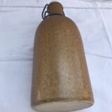 Bouteille grès brun avec bouchon porcelaine blanc vintage